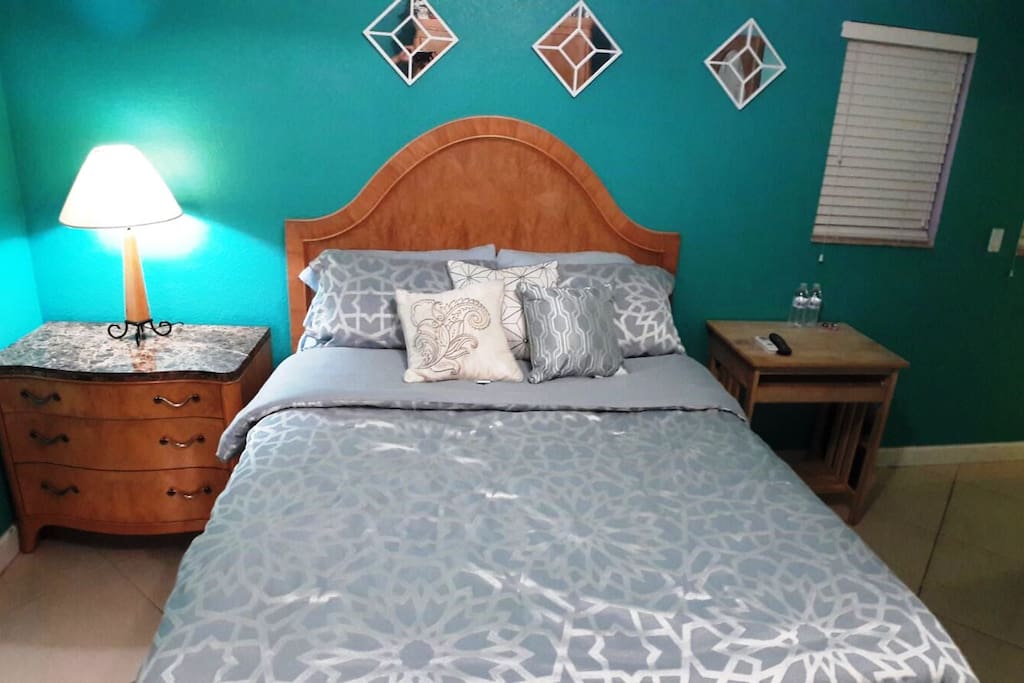 Warm and inviting, the bedroom has a super-comfortable Queen sized bed piled high with pillows - perfect for diving into after long shopping or beach day!