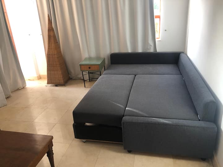 غرفة النوم الثالثة هي غرفة زائدة لاستيعاب المزيد من الضيوف الذين ينامون على سرير الأريكة (140 سم مفتوحة). تحتوي الغرفة أيضًا على سرير قابل للطي (فردي) إذا لزم الأمر. يحتوي أيضًا على طاولة طعام وكراسي. 