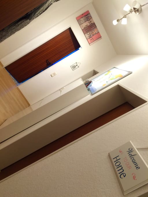 ebenfalls der Flur, rechts zwei Schlafzimmer geradeaus das Bad und links die Küche