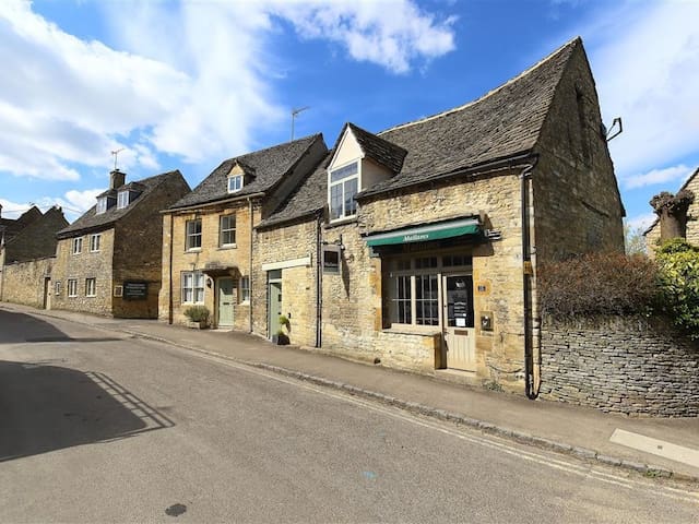 BURFORD'S OLD BAKERY, pet friendly in Burford, Ref 988695