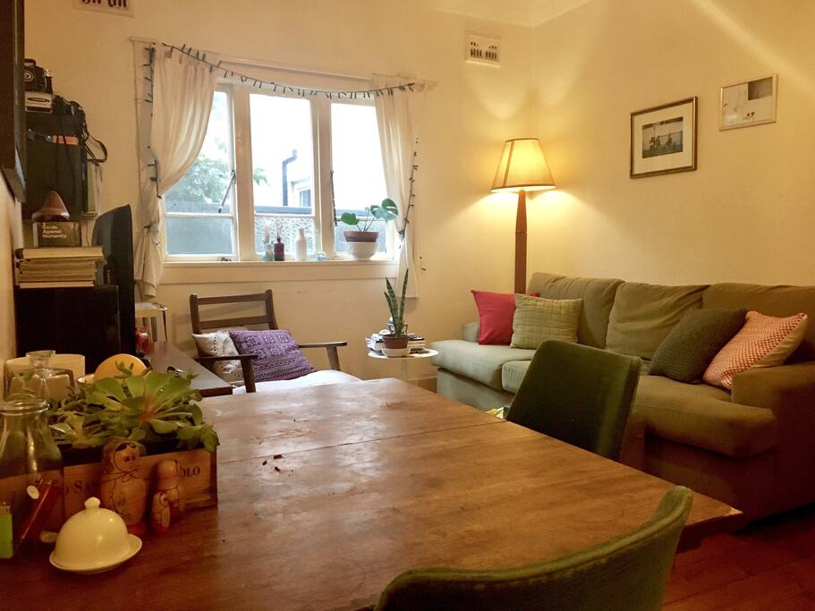 Extendable dining table