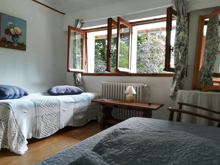 Chumba cha bluu ghorofani