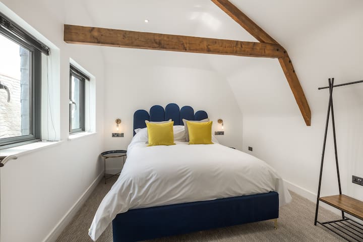 Спална соба со брачен кревет (широк 180-2