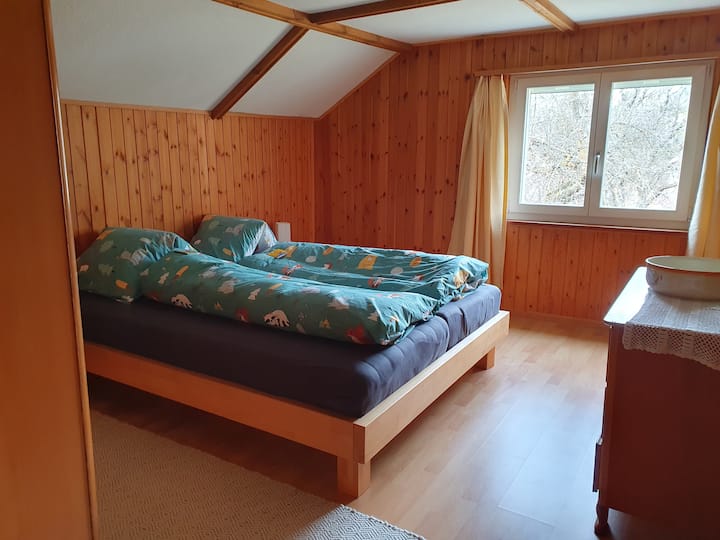 舒适、温馨的双人房（乡村景观） ，配有宽敞的盒子和镜子梳妆台

为了儿童的安全，可以连接现有的床门。