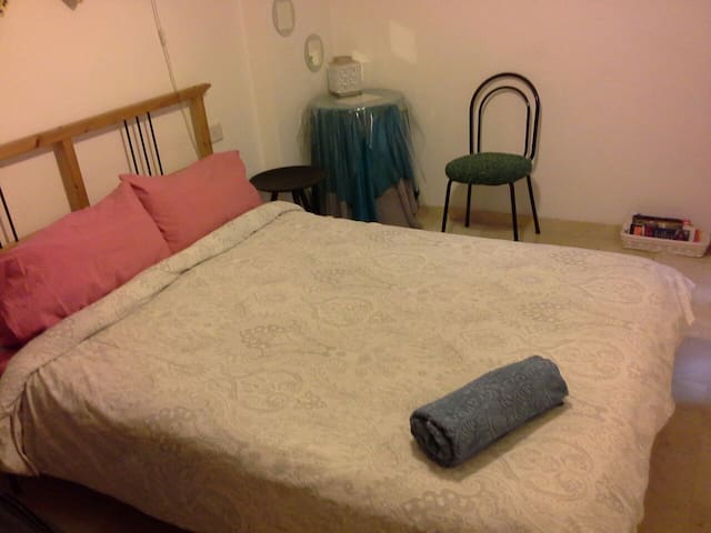 Double room with line colour, close, wifi, silent