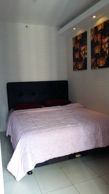 Clean queen bed.we always laundry the spray and bedcover.