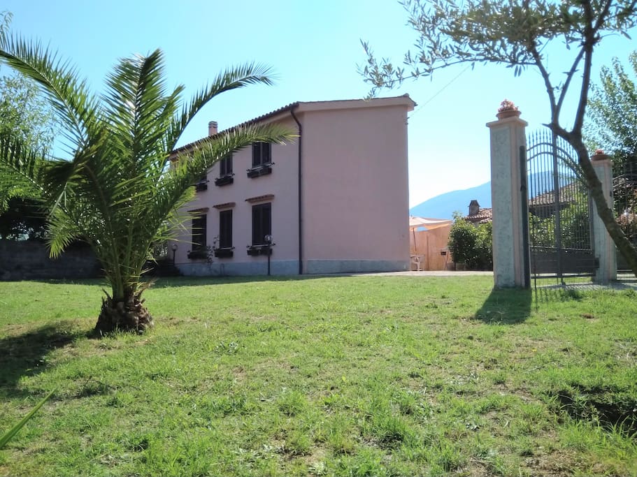 Casa interamente recintata, dotata di cancello per ingresso macchine e cancello più piccolo.