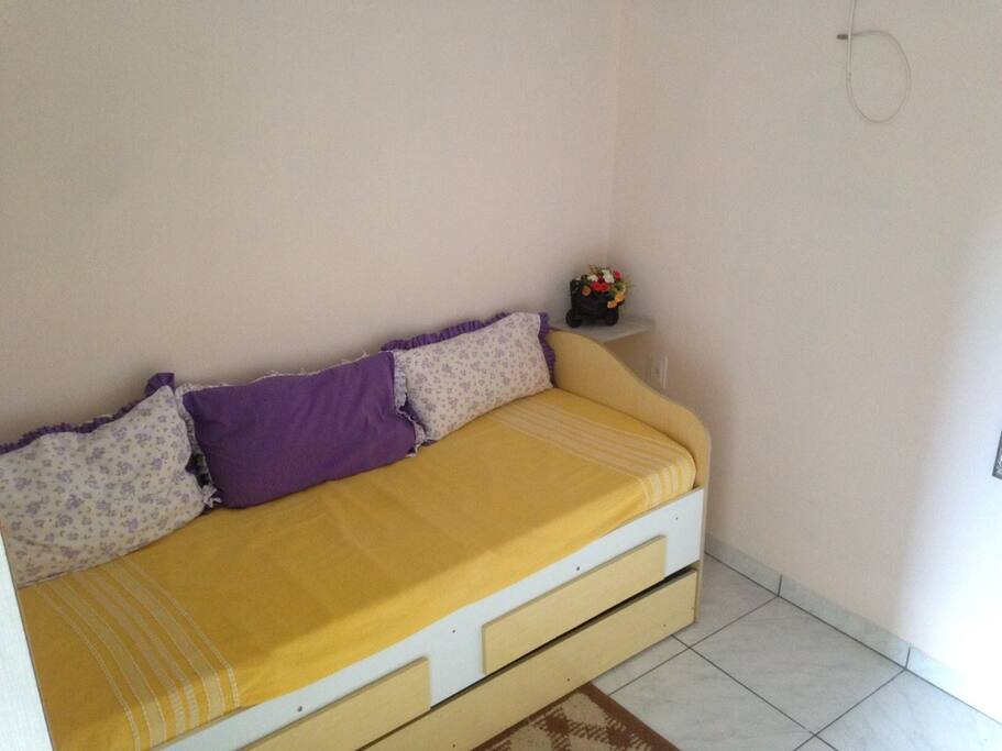 Dentro do quarto do casal há mais essa cama