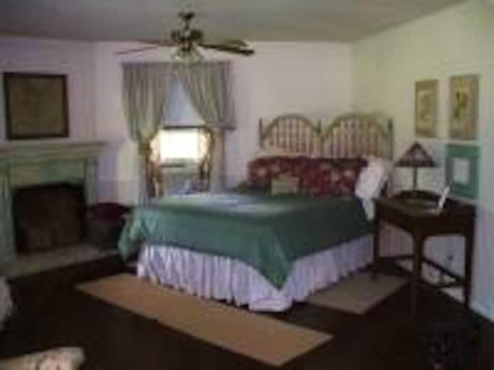 Morning Glory HouseConchoChristoval River Retreat Cottages for Rent