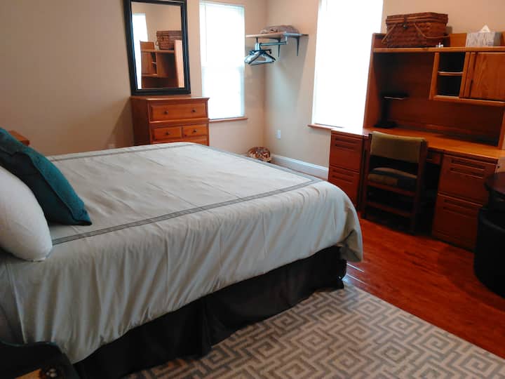 Dormitorio tamaño king en el primer piso con área de escritorio.