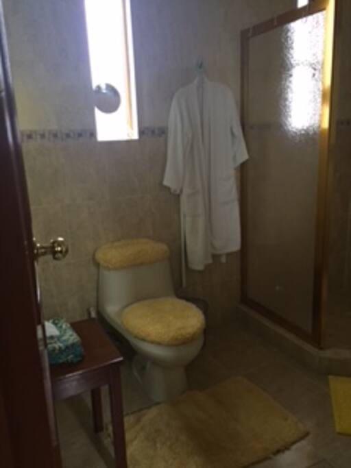 El baño tiene integrada regadera