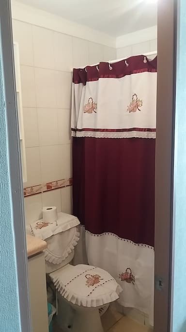 Baño completo con ducha y artículos de aseo disponibles para el huésped.