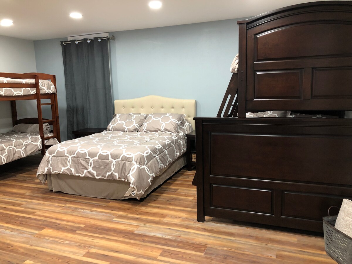 ห้องนอนมีเตียงใหญ่เตียงคู่และเตียงสองชั้น