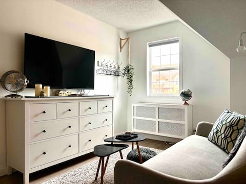 Top Airbnb: 🌲Top Floor Mountain View Escape🌲 in Canmore