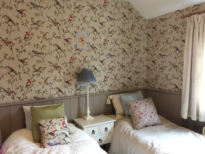 En-suite Bedroom, large double or twin beds, Edale