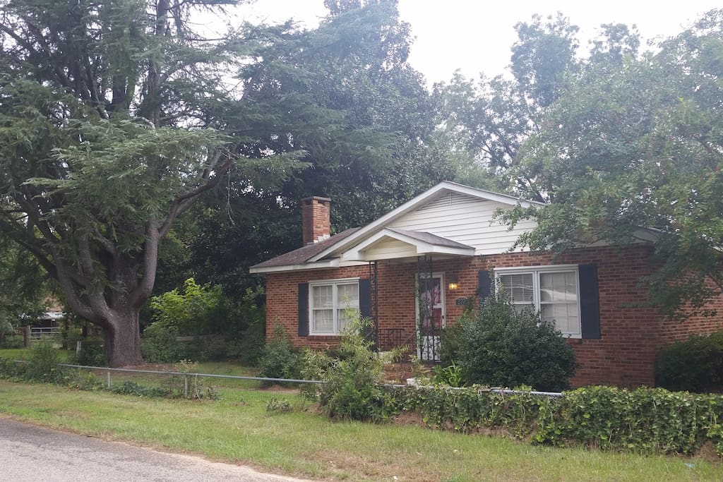 Freshly renovated 2/2 cottage.