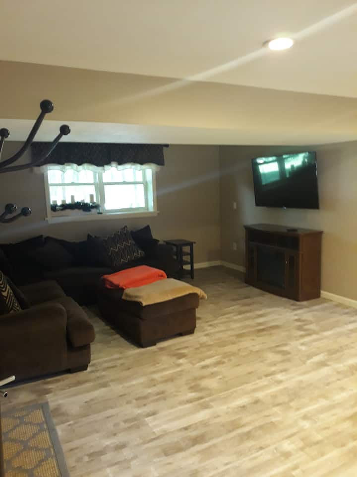 Saratoga's Premiere Weekend Spot W/ Pool ! - Saratoga Springs, NY