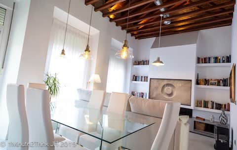 Anuncio de Airbnb popular: Impressive, central, bright and comfortable en Málaga