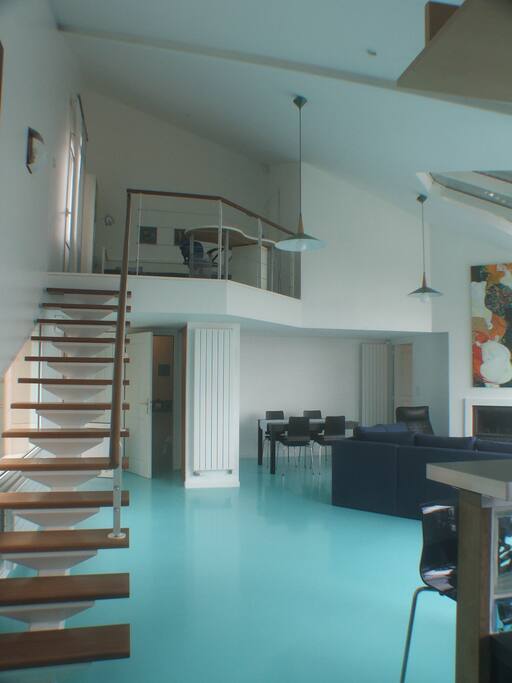espace en mezzanine avec couchage, bureau et salle de douche/WC