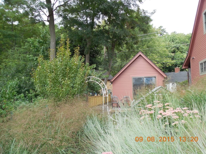 Brunswick Riverfront Garden Cottage Guesthouses for Rent in Topsham