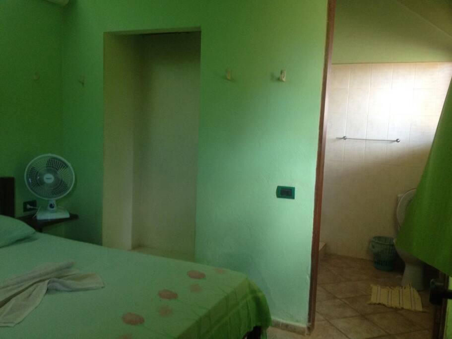 Cama de casal com banheiro.