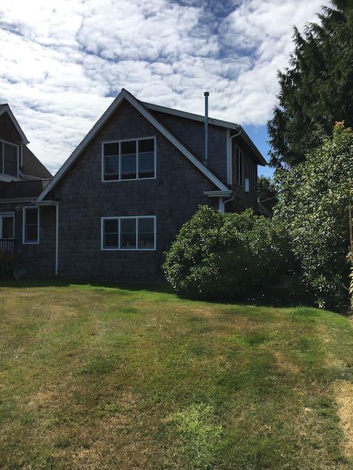 2nd floor one bedroom, full bath retreat is a very quiet and private waterfront retreat just steps away from Puget Sound with sweeping views across Yukon Harbor towards Blake Island State Park, Bainbridge Island, the popular Harper Pier and nearby Manchester.