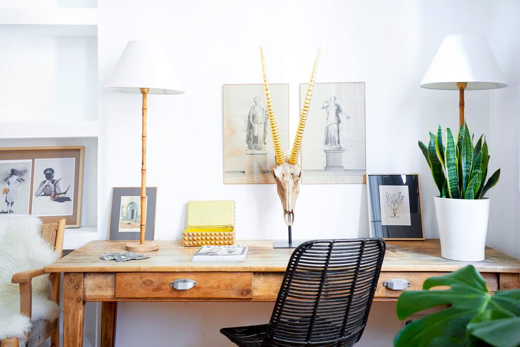 Desk. Apartment with High Ceiling and Wide Windows. Best Airbnb Central Madrid 6 People. 2 Bedrooms.