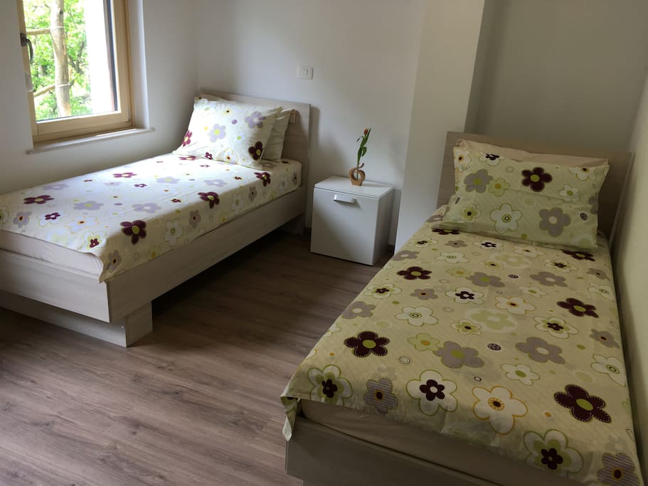 2 single bed bedroom