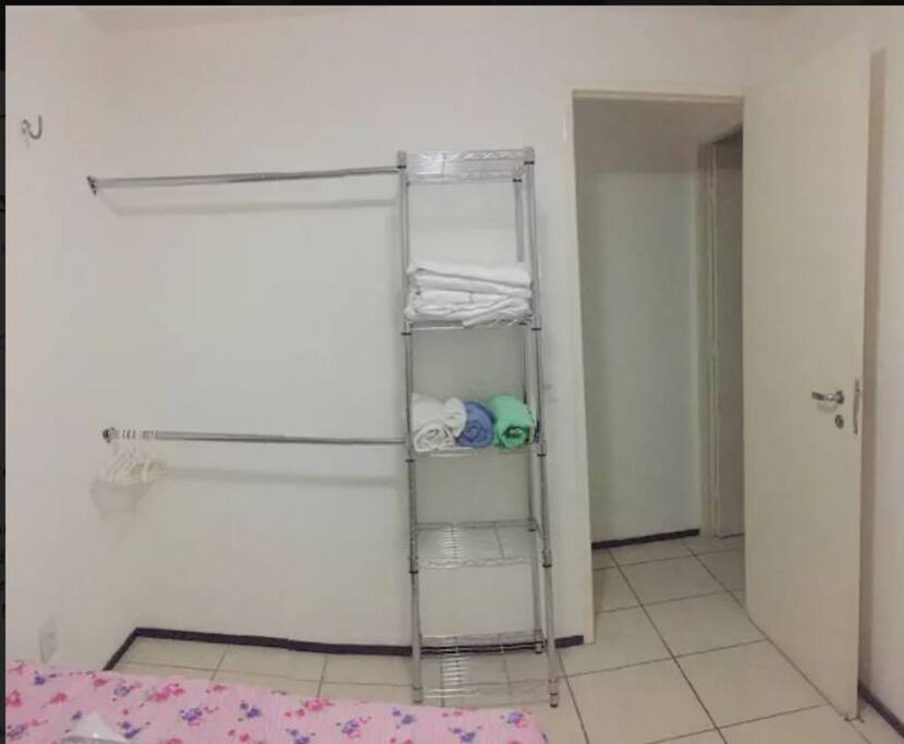 espaço para guardar suas roupas, com mini closet no quarto.