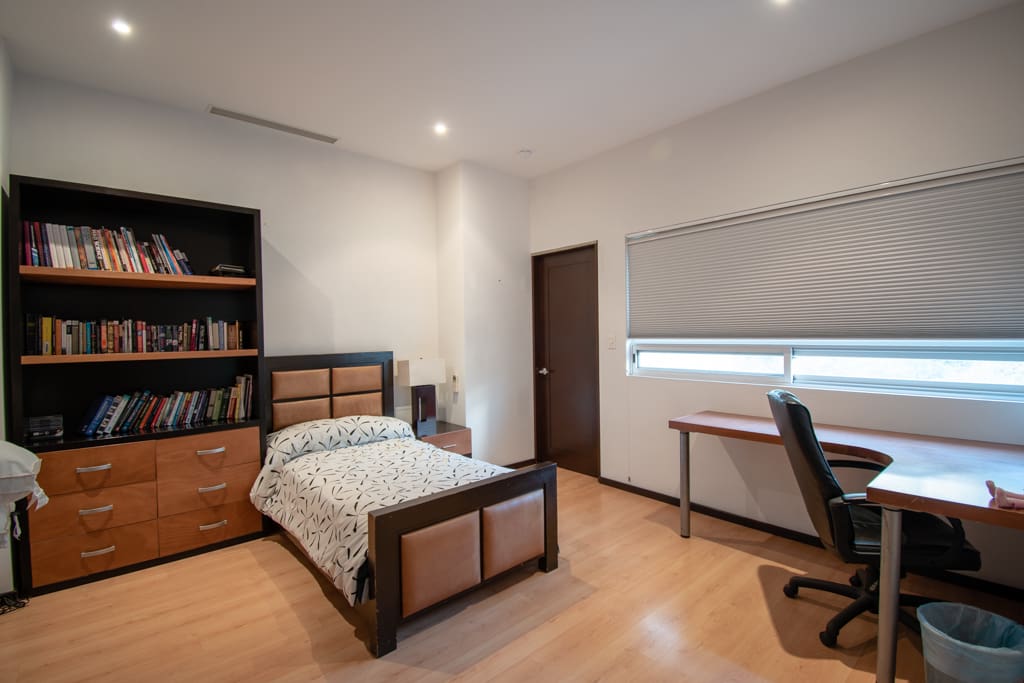 Bedroom #2 with Two Twin Beds // Cuarto #2 con Dos Camas Individuales