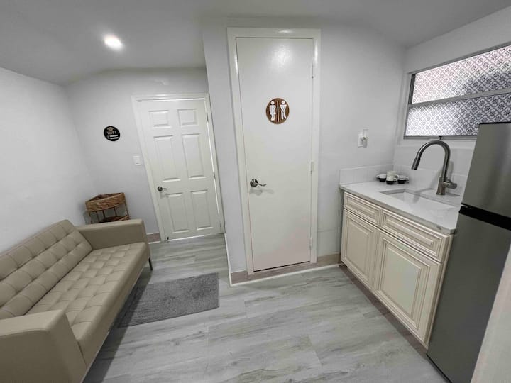 Tropical Suite - Pinecrest, FL