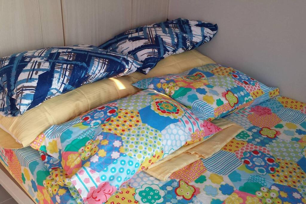 Queen size Bed..six pillows