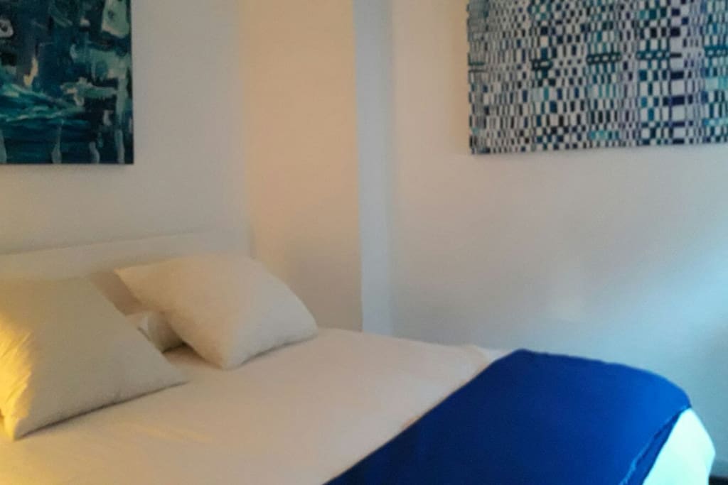 Dormitorio con cama de matrimonio