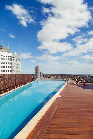 Luxury 2 BDRM Apartment / 2 MIN WALK to GRAND PRIX gallery image 3