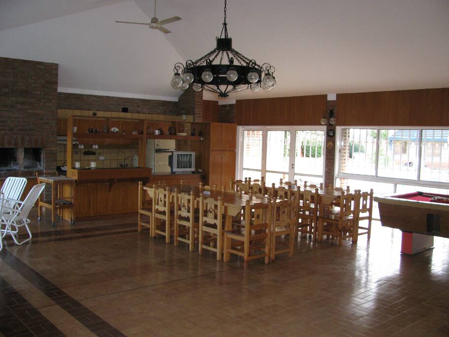 La cocina tiene anafe(no hay horno) si microondas,heladera,Te por cable(en el salon)y Wi-fi y tiene ventiladores de techo.