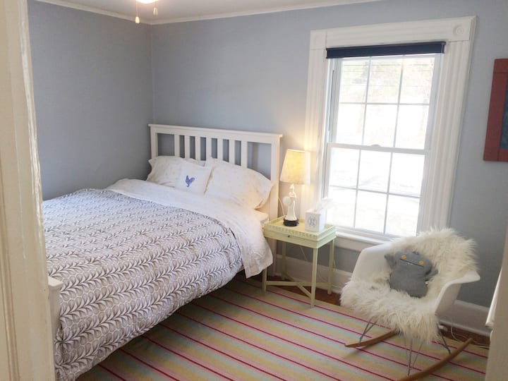 "Chumba cha kulala cha Kona" kwenye ghorofa ya 2.   Kitanda cha watu wawili. Inalala 2. Chumba hiki cha kulala kinashiriki bafu na "Chumba cha kulala cha Nyota."