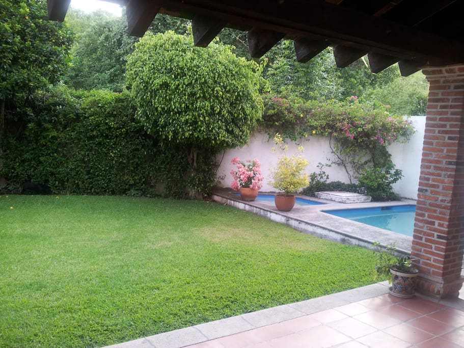 Jardín con alberca y chapoteadero