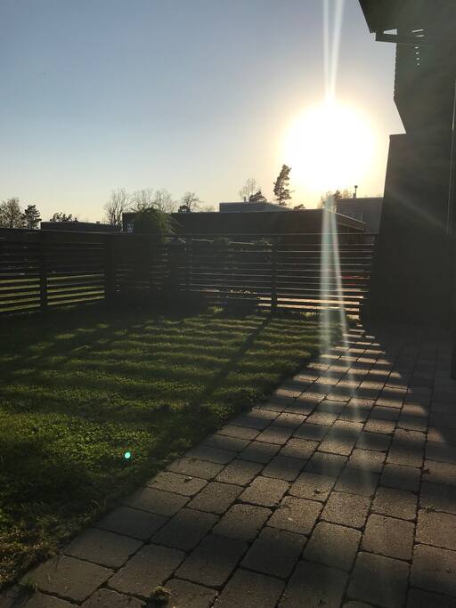 Fin uteplass med mye sol fra morgen til kveld.