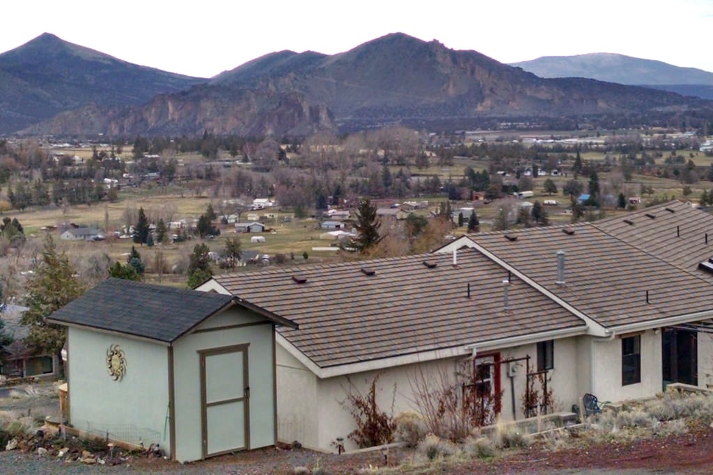 Lovely 3 bedroom 2 bath home overlooking Smith Rocks and the Cascades