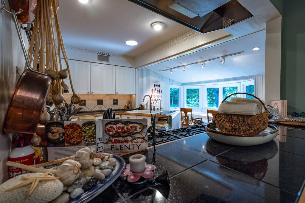 Open kitchen with kitchen table for 6 .