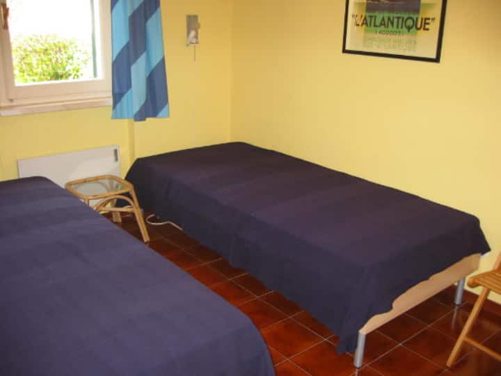 habitación con 2 camas y closet