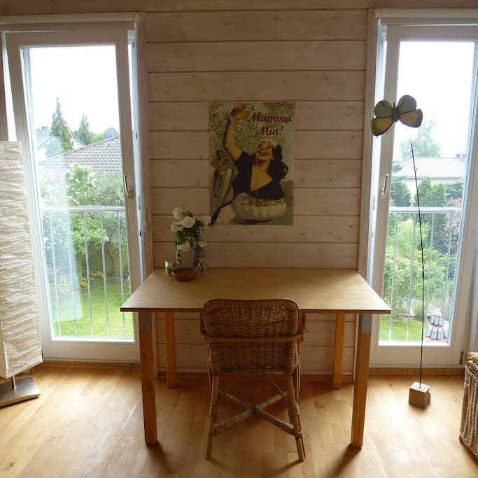 Vom Schreibtisch aus der Blick in den Garten