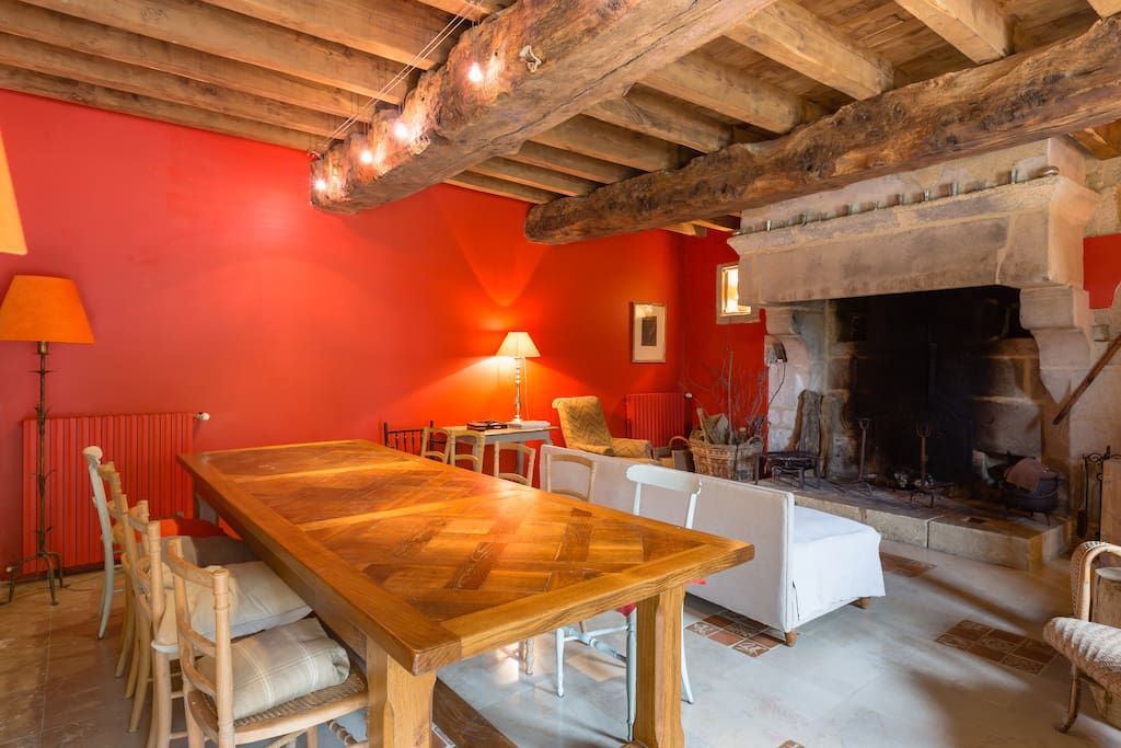 salle à manger et coin salon devant la cheminée