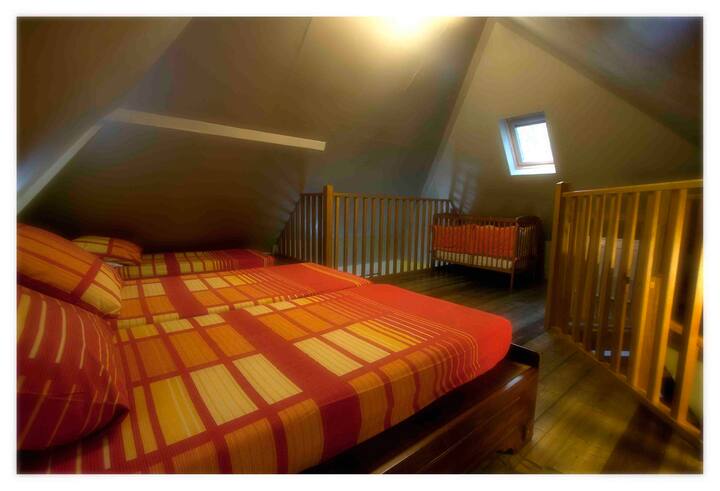 Mezzanine bedroom at the bottom a extra madrac, on the right the baby bed.