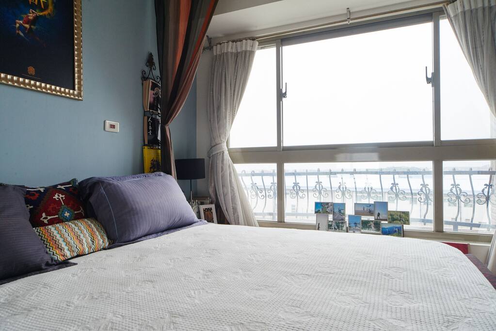 Big bed n good views