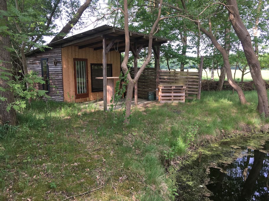 Hütte mit Bett 140/200 und Sofa