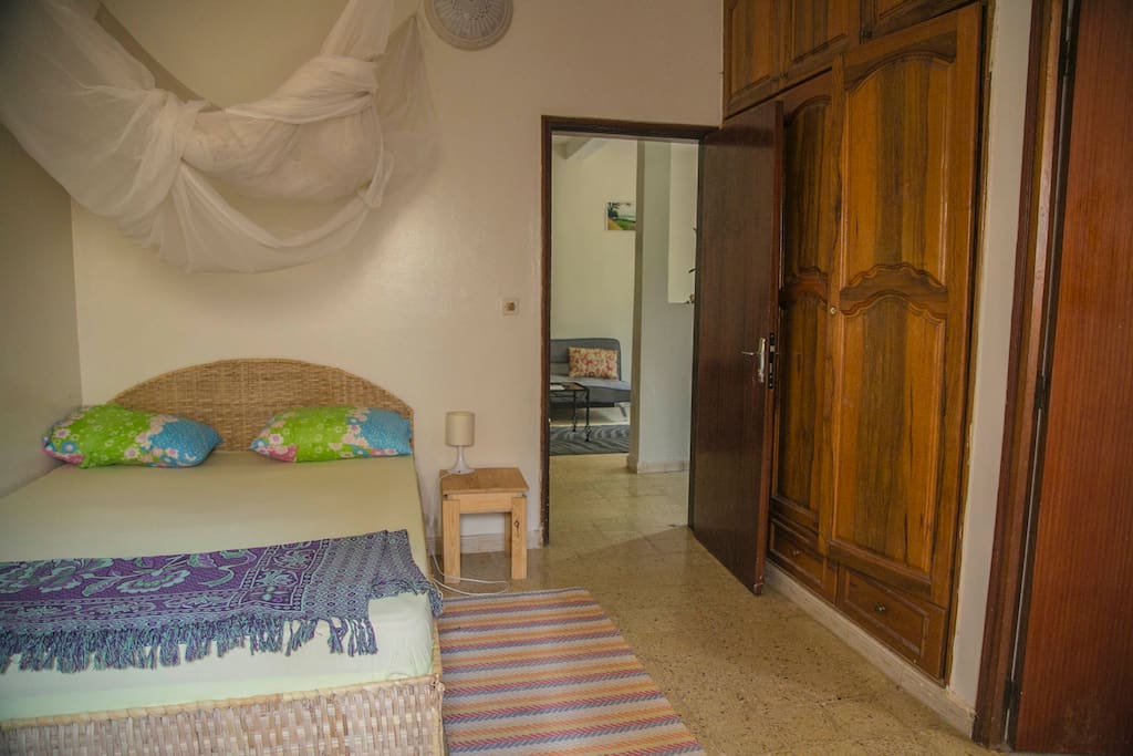 Votre chambre sous un autre angle avec placard s de rangement