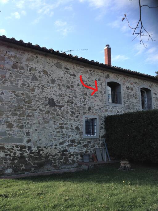 Finestra della camera sul retro della casa