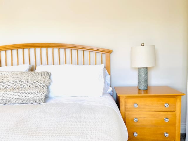 Steps to Beach, Canals & Marina! Comfy & Spacious gallery image 5