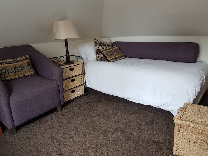 Mezzanine Bedroom: 